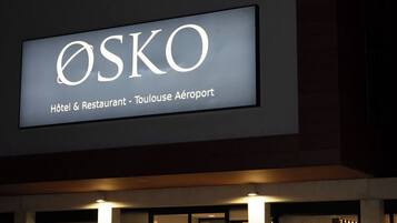 Voorkant accommodatie - avond/nacht