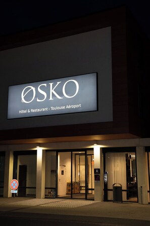 Façade de l’hébergement  – soirée/nuit