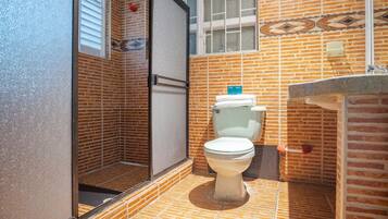 Chambre Familiale | Salle de bain | Douche, serviettes fournies