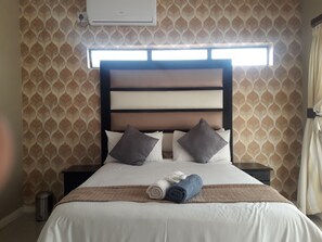 Habitación doble estándar | Tabla de planchar con plancha, wifi gratis y ropa de cama 