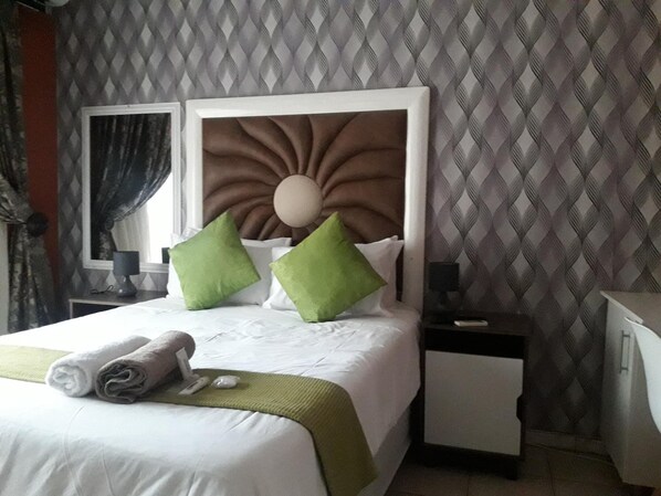 Tabla de planchar con plancha, wifi gratis y ropa de cama