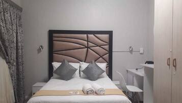 Standard-Doppelzimmer | 1 Schlafzimmer, Bügeleisen/Bügelbrett, kostenloses WLAN, Bettwäsche