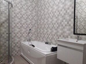 Amenidades de baño gratuitas y toallas 