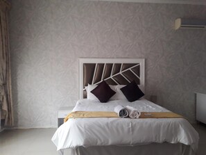 Tabla de planchar con plancha, wifi gratis y ropa de cama 