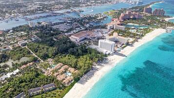 Ubicación a pie de playa, tumbonas y toallas de playa