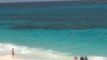 Ubicación a pie de playa, tumbonas y toallas de playa