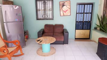 Habitación familiar, varias camas | Área de sala de estar