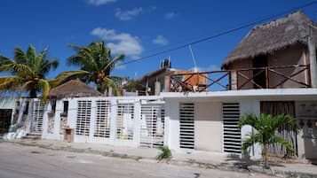 Vista frontal de la propiedad