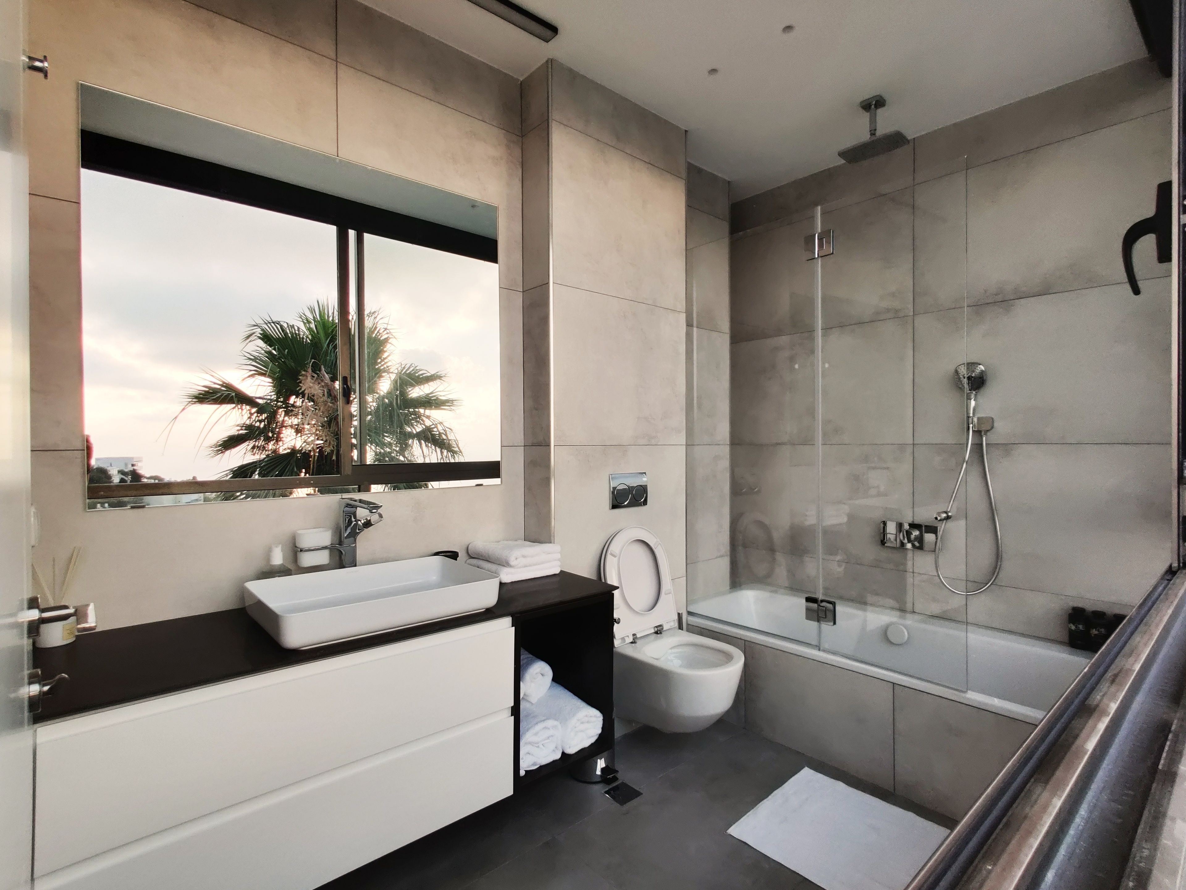 Penthouse de lujo, vista al mar | Baño | Regadera, regadera tipo lluvia, secadora de cabello, toallas 