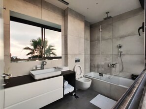 Attico Luxury, vista mare | Bagno | Doccia, soffione a pioggia, asciugacapelli, asciugamani