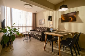 Luxury-Apartment, Meerblick | Wohnbereich | 65-Zoll-Smart-TV mit Premium-TV-Sendern, Fernseher, Netflix