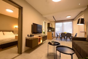 Luxury-Penthouse, Meerblick | Wohnbereich | 65-Zoll-Smart-TV mit Premium-TV-Sendern, Fernseher, Netflix