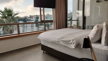 Penthouse de lujo, vista al mar | Área de sala de estar | Smart TV de 65 pulgadas con canales premium, televisión y Netflix