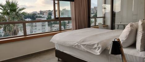 Attico Luxury, vista mare | Area soggiorno | Smart TV 65 pollici con canali premium, TV, Netflix