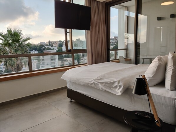 Cobertura superluxo, vista para o mar | Área de estar | Smart TV 65 polegadas com canais de TV premium, TV, Netflix