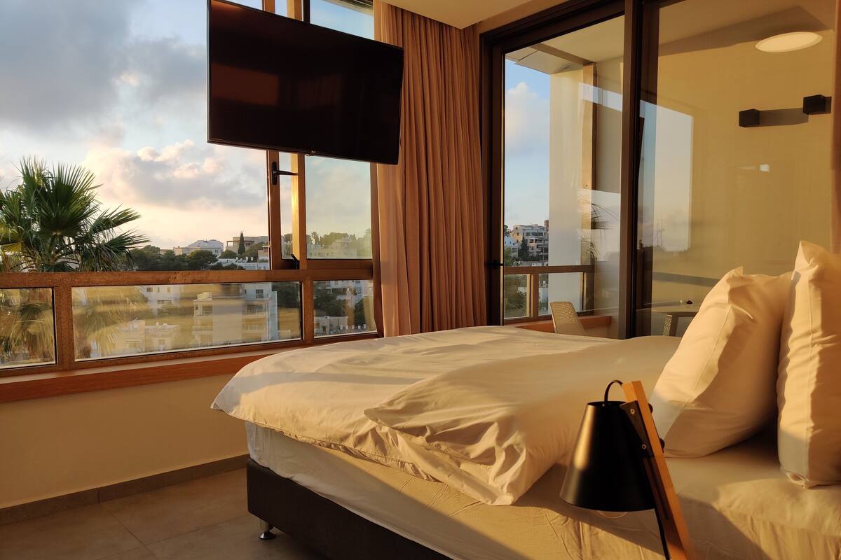 Luxury Penthouse, Sea View | Egyptian cotton sheets, premium bedding, down comforters