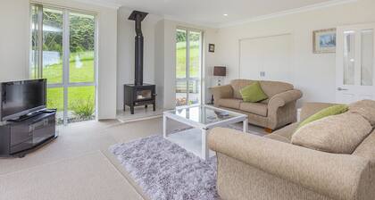 Matakana Views - Matakana Holiday Home