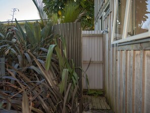 Exterior detail - Coro Beach Haven - Hahei Holiday Home (Hahei)