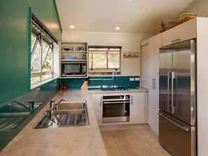Fridge, microwave, oven, toaster - Coro Beach Haven - Hahei Holiday Home (Hahei)