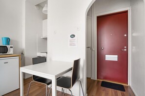 Fridge, microwave, stovetop, coffee/tea maker - Kotimaailma Helsinki Kustaankatu 4 (Helsinki)