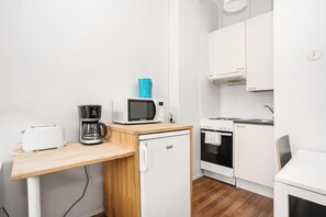Fridge, microwave, stovetop, coffee/tea maker - Kotimaailma Helsinki Kustaankatu 4 (Helsinki)