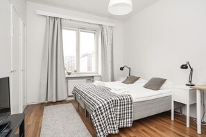 Een strijkplank/strijkijzer, gratis babybedden, gratis wifi, beddengoed