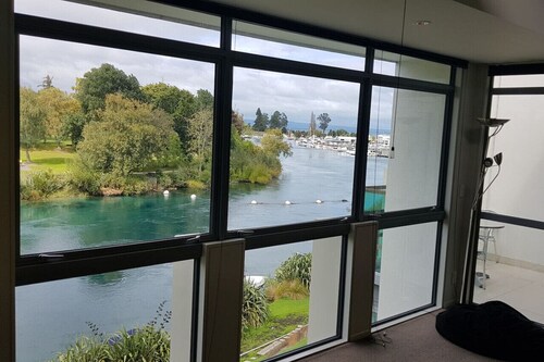 Modern Riverside Apartment - Stunning views