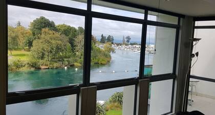 Modern Riverside Apartment - Stunning views