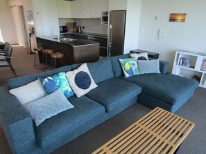 TV - Modern Riverside Apartment - Stunning views (Taupo)