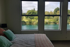 3 bedrooms, WiFi, bed sheets - Modern Riverside Apartment - Stunning views (Taupo)