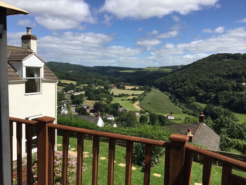 Country Cottage With Truly Amazing Views Over The River Wye valley. Pet friendly
