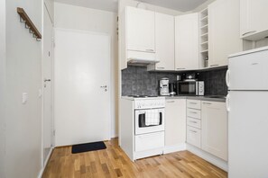 Fridge, microwave, oven, stovetop - Kotimaailma Helsinki Pengerkatu 29 (Helsinki)