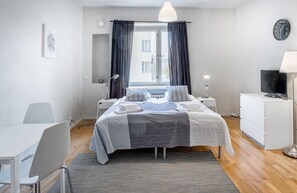 Studio | Living area | Flat-screen TV - Kotimaailma Helsinki Pengerkatu 29 (Helsinki)