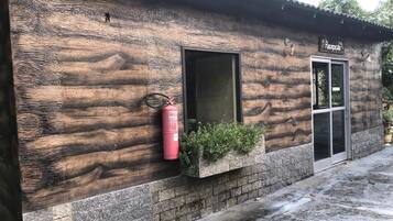 المنشأة من الخارج