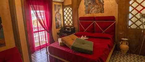 Minibar, individually decorated, individually furnished, desk