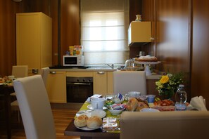 Free daily continental breakfast  - Nives Bed and Breakfast (Pompei)