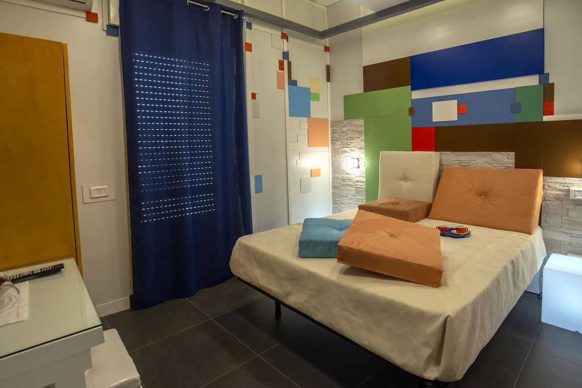 Une chambre à coucher moderne avec un lit, un bureau et un rideau.