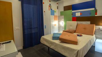 Design kamer (Futuristic) | Een minibar, individueel gedecoreerd, individueel gemeubileerd