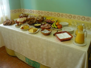 Petit déjeuner buffet (3.5 EUR par personne)