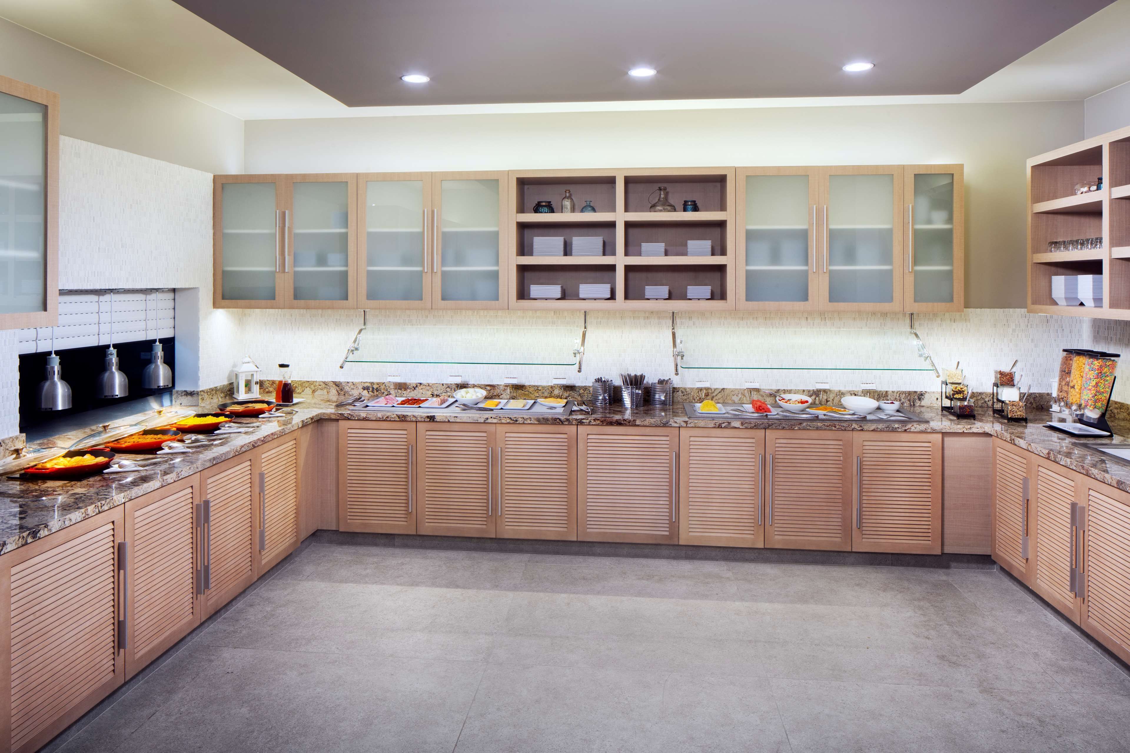 بوفيه فطور مجانًا يوميًا