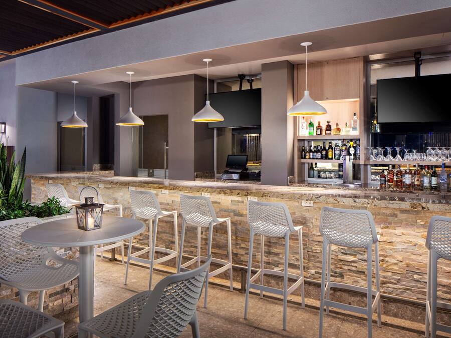 Bar (trong khuôn viên)