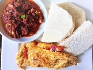 Petit déjeuner et déjeuner servis sur place, spécialités Cuisine locale