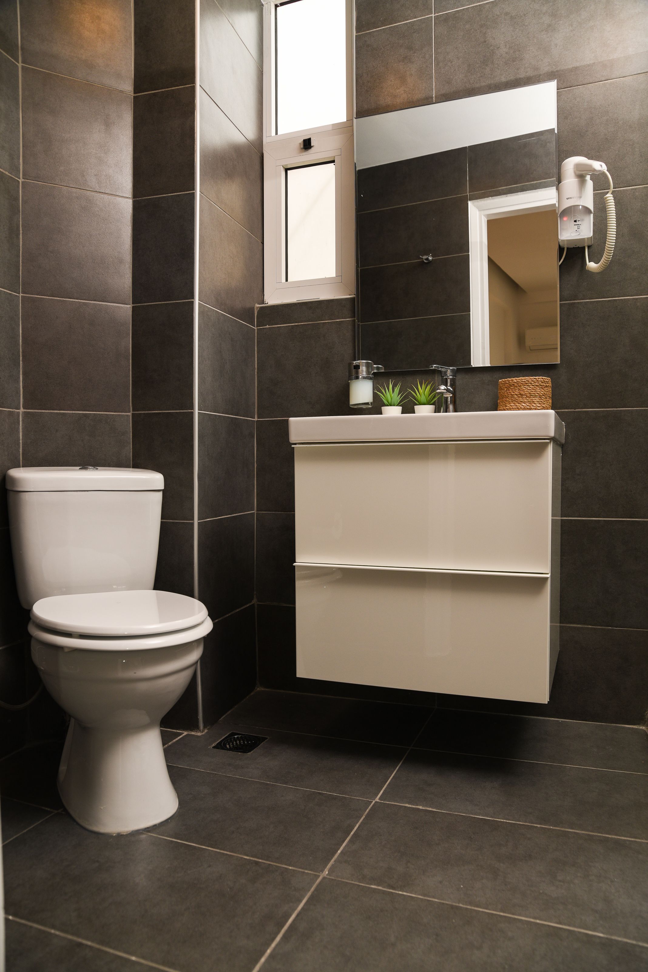 superior suite, city view | bathroom | shower, rainfall showerhead, free toiletries, hair dryer