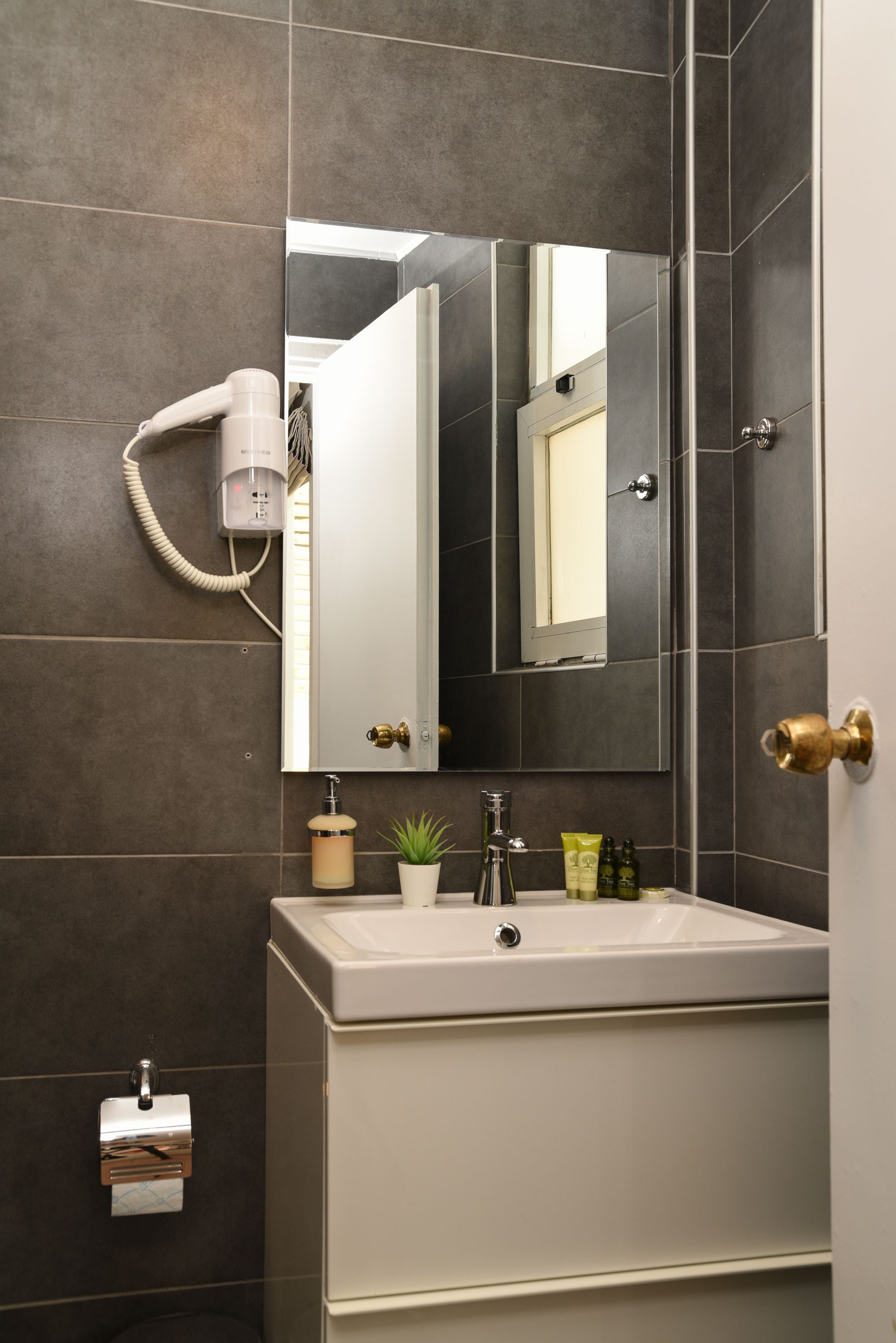 comfort suite, city view | bathroom | shower, rainfall showerhead, free toiletries, hair dryer