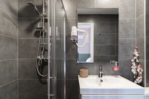 Kahden hengen comfort-huone (yksi tai kaksi sänkyä), kaupunkinäköala | Kylpyhuone | Suihku, sadesuihkupää, ilmaiset hygieniatuotteet, hiustenkuivaaja