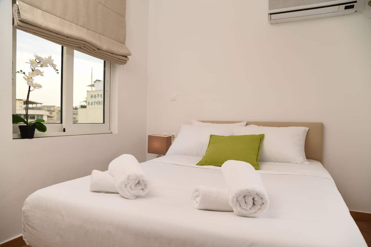 1 bedroom, premium bedding, in-room safe, desk