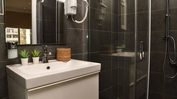 Shower, rainfall showerhead, free toiletries, hair dryer