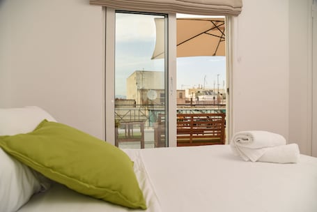 Premium bedding, in-room safe, desk, laptop workspace. Hotel Tier