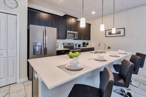 Een koelkast, een microgolfoven, een oven, een kookplaat