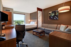 Escritorio, cortinas blackout y tabla de planchar con plancha 